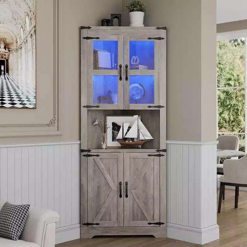 Mobile angolare da fattoria in colori retrò/frassino sbiancato/bianco con luci LED e ante in vetro – 4 ante