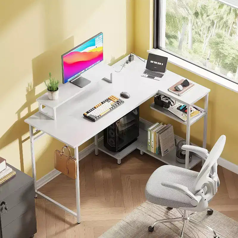 Scrivania angolare a L nera con luci LED, prese di corrente e supporto monitor, 47", 1 persona
