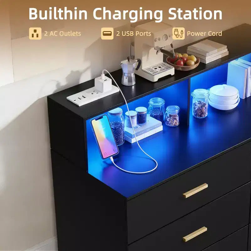 Mobile Bar Caffè da 120 cm (Nero / Noce Scuro / Bianco) – Credenza a 4 Ante con 2 Cassetti e Prese Elettriche